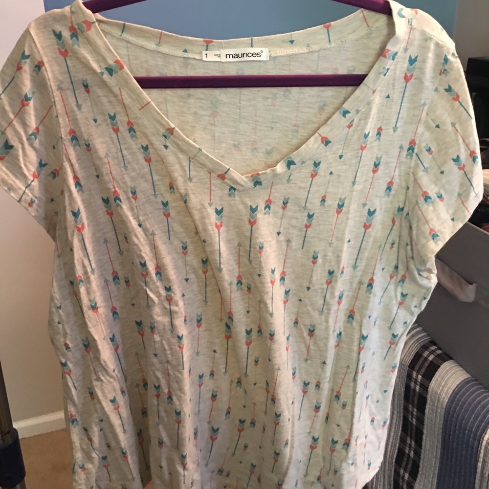 Oatmeal color arrow print v-neck t-shirt
